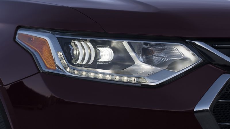 Fari a led vs. fari alogeni: quali sono i pro e i contro?